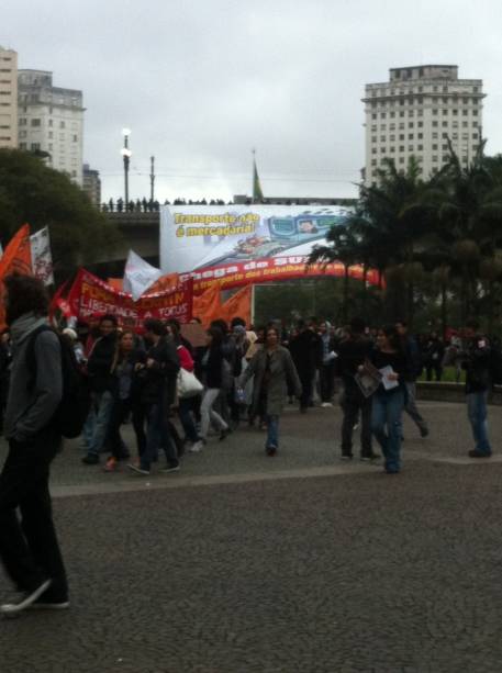 Grupo segue para a Secretaria dos Transportes Grupo segue para a Secretaria dos Transportes