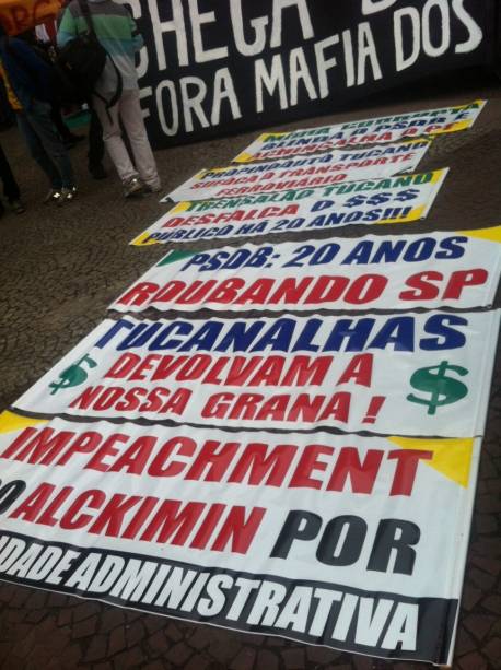 Participantes levam faixas contra o governo Participantes levam faixas contra o governo