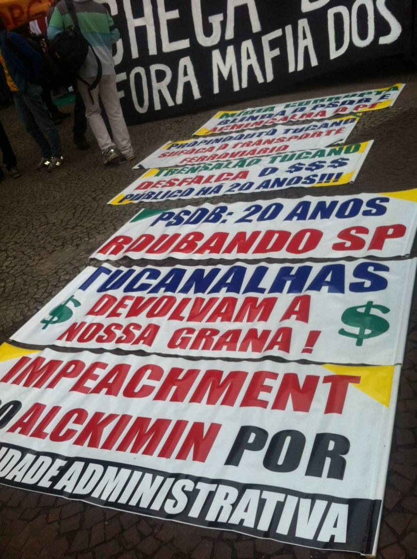 Participantes levam faixas contra o governo Participantes levam faixas contra o governo