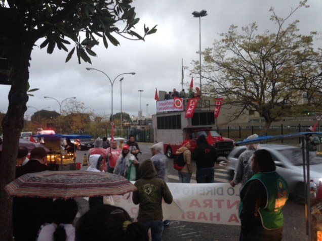	Manifestantes utilizaram um carro de som em frente &agrave; Assembleia Legislativa