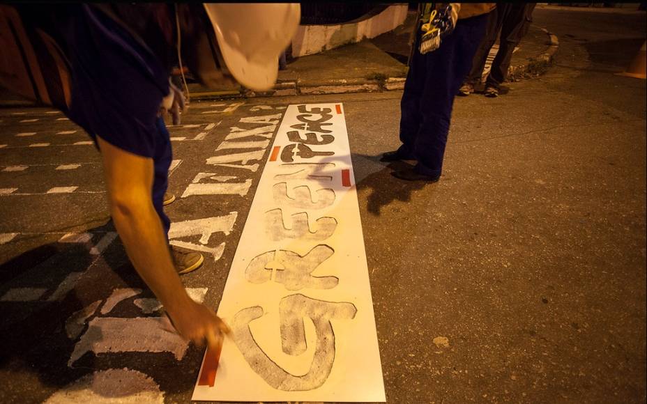 	&nbsp;Grupo pinta na esquina da Rua Jos&eacute; Oiticica Filho com a rua Ursulina D &Aacute;ngelo, em Itaquera, na Zona Leste