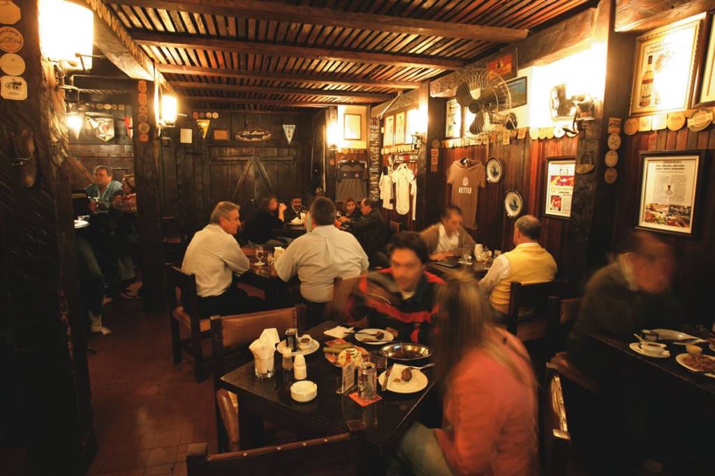 Bares alemães com chope, sasichão e outras pedidas típicas