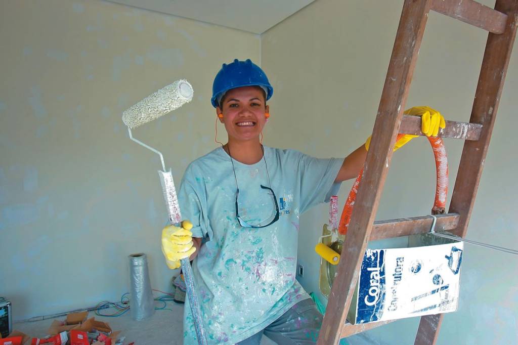 De batom, esmalte e megahair, mulheres renovam a construção civil