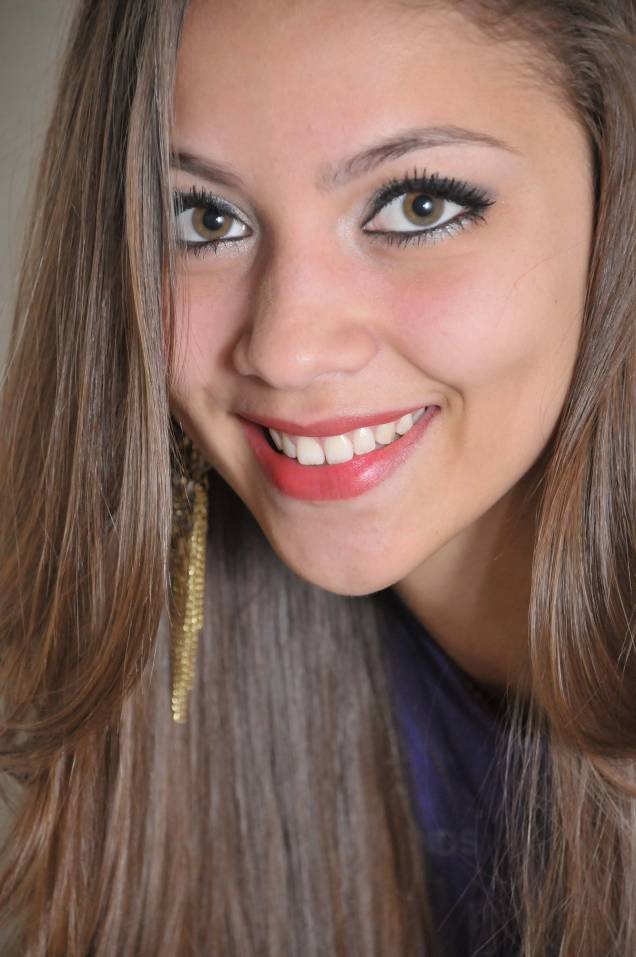 Mariely Fernandes: 18 anos, promotora de eventos Mariely Fernandes: 18 anos, promotora de eventos