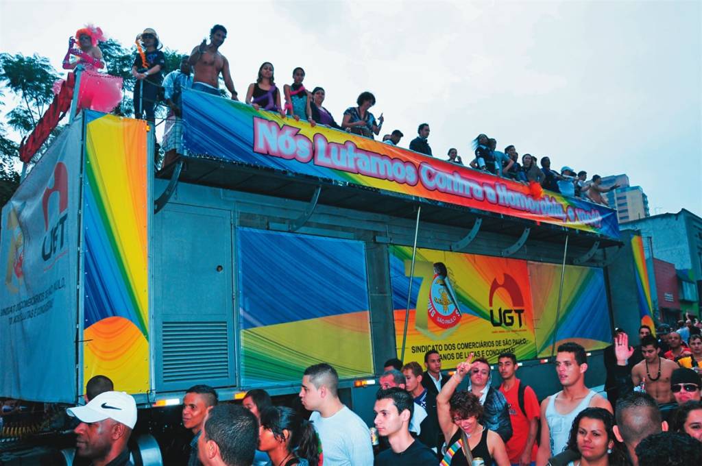 Parada Gay se transforma em arco-íris de intrigas