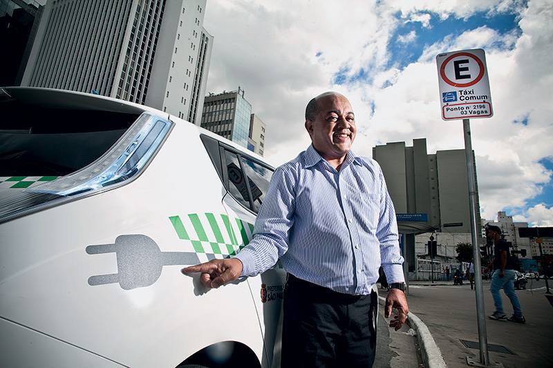 Conheça os táxis híbridos que rodam pela cidade