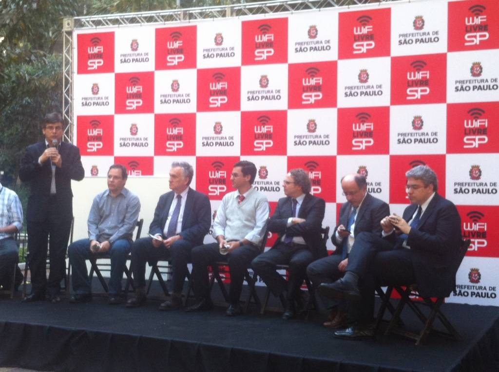 Praça no Centro inaugura serviço de wi-fi livre
