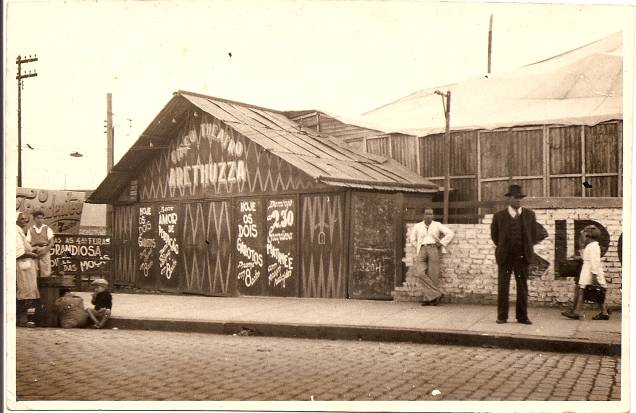 Fachada do circo-teatro Arethuzza instalado na Mooca na década de 1930: entretenimento popular Fachada do circo-teatro Arethuzza instalado na Mooca na década de 1930: entretenimento popular