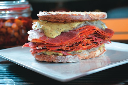 Z Deli Sanduíches serve bons lanches em ambiente apertadinho