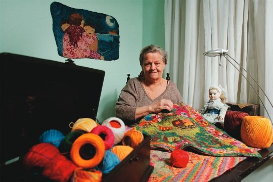 Mãe dos grafiteiros osgemeos faz sucesso no Brasil e no exterior