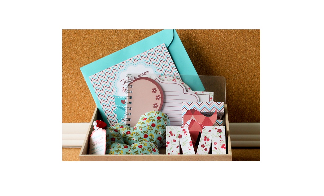	Kit com bloquinho de anota&ccedil;&otilde;es, sach&ecirc;s perfumados,&nbsp;cart&atilde;o com envelope e fecho em relevo e caixinhas de papel formando a palavra M&Atilde;E. R$ 36,90.&nbsp;Tuty &ndash; Arte & Mimos. www.tuty.com.br&nbsp;