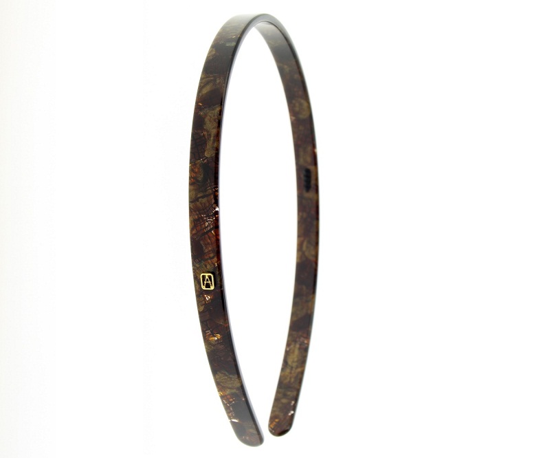 	Tiara em acetato. R$ 345,00.&nbsp;Alexandre de Paris. Shopping Cidade Jardim &ndash; Avenida Magalh&atilde;es de Castro, 12 100, Santo Amaro. Tel.: 3552-2300. www.alexandredeparis.com.br