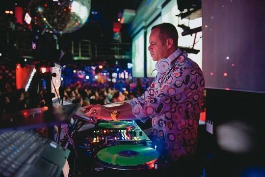Culto aos anos 80 ganha fôlego com baladas novas e sucessos antigos