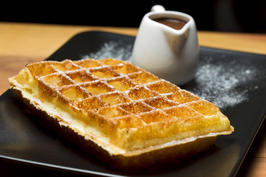 Waffle servido com calda de chocolate Waffle servido com calda de chocolate