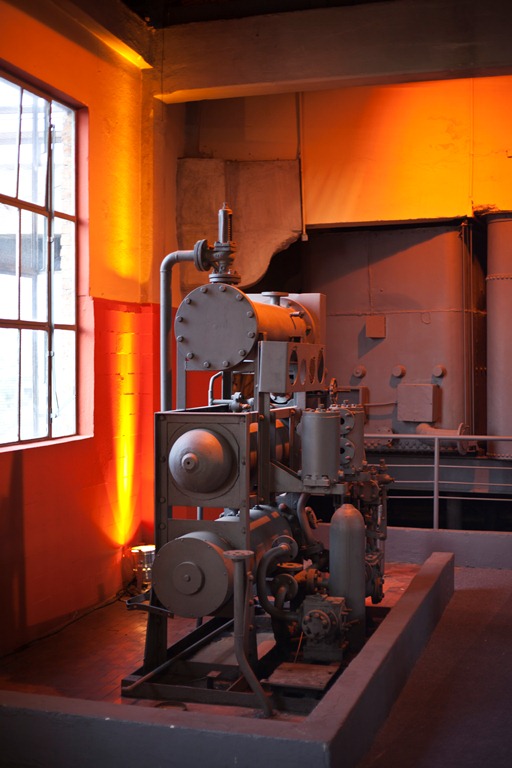 Caminho subterrâneo leva a uma das três chaminés de 30 metros de altura Caminho subterrâneo leva a uma das três chaminés de 30 metros de altura