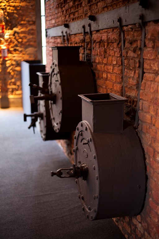 E também a seus caldeirões remanescentes E também a seus caldeirões remanescentes