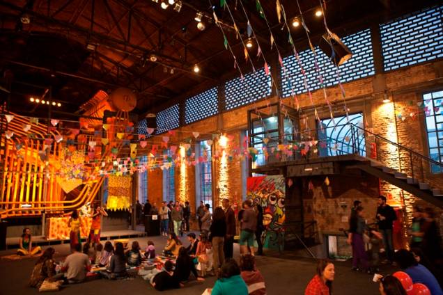 Todo domingo, o saguão principal é ocupado por festas, shows e oficinas Todo domingo, o saguão principal é ocupado por festas, shows e oficinas