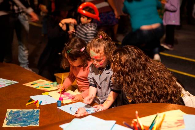 No espaço dedicado às crianças, há sempre lápis, papéis e livros No espaço dedicado às crianças, há sempre lápis, papéis e livros