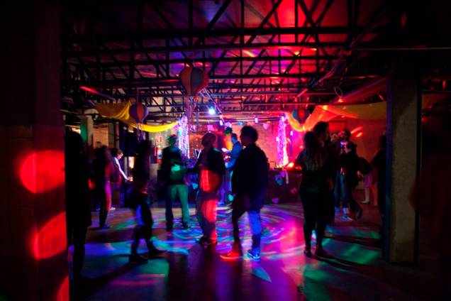 À noite, o público adulto cai na balada À noite, o público adulto cai na balada