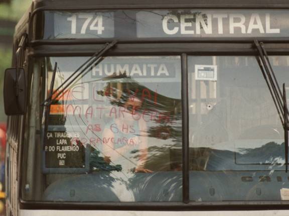 O document&aacute;rio &Ocirc;nibus 174 (2002): estreia do cineasta do cinema