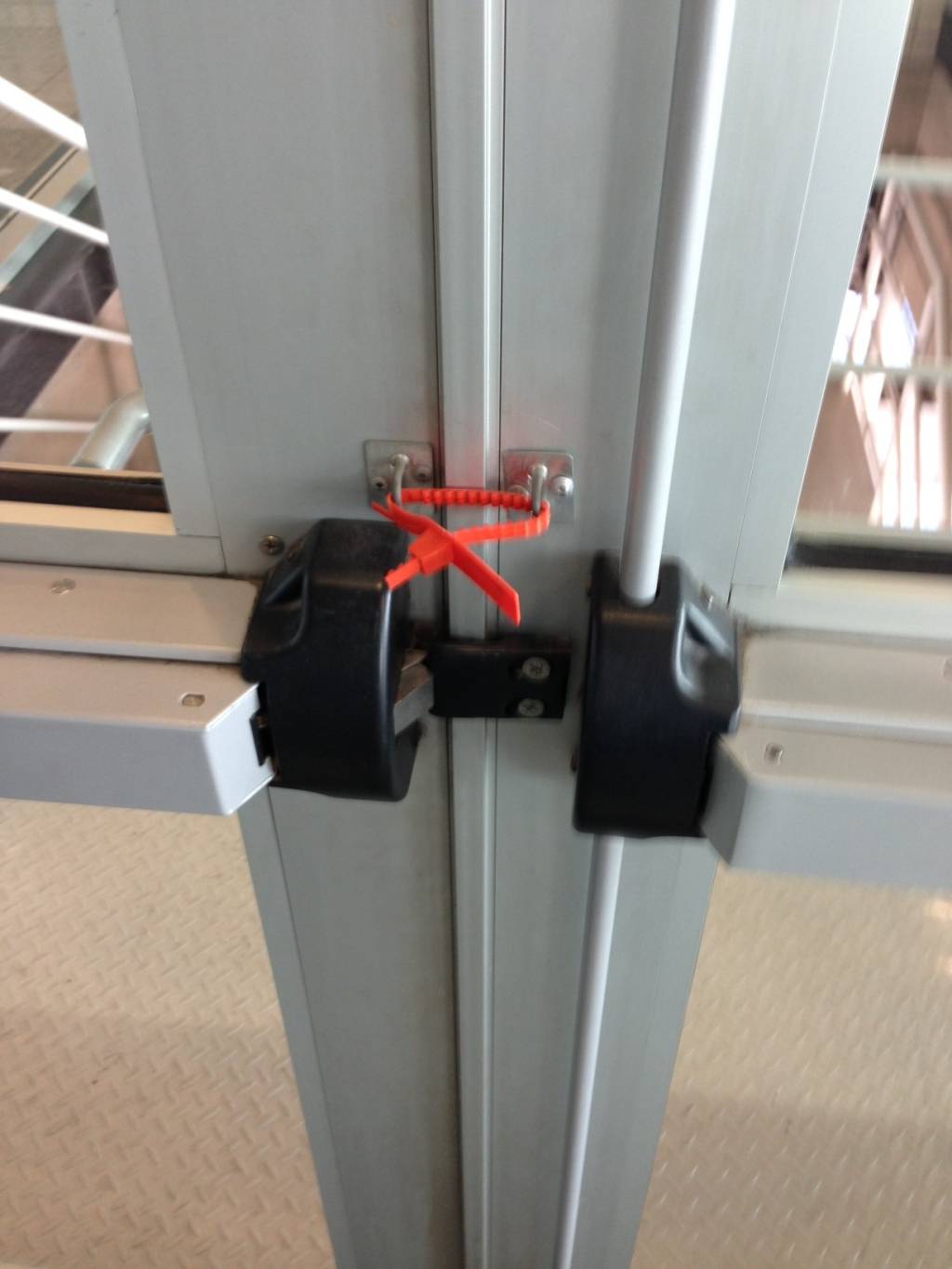 Área de embarque de Congonhas tem saídas de emergência lacradas