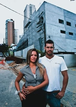 Vizinhos de construções sofrem com barulho e rachaduras