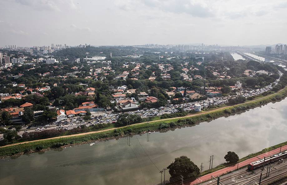 Por causa da persegui&ccedil;&atilde;o policial a pista da Marginal PInheiros sentido Interlagos ficou totalmente interditada