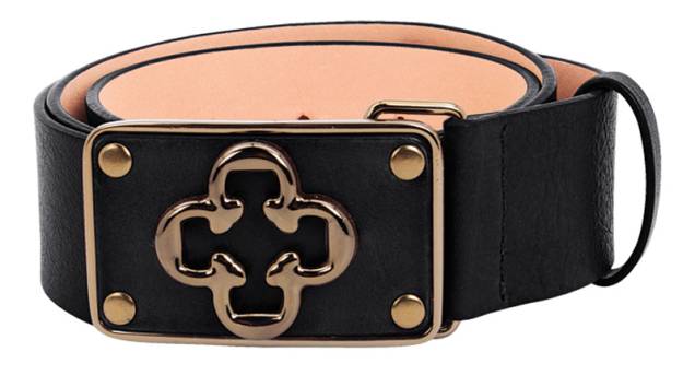 Formato de cruz. O símbolo da marca de acessórios Capodarte de metal dourado. R$ 179,90. Rua Oscar Freire, 902, Jardim Paulista, ☎ 3086-3779, www.capodarte.com.br Formato de cruz. O símbolo da marca de acessórios Capodarte de metal dourado. R$ 179,90. Rua Oscar Freire, 902, Jardim Paulista, ☎ 3086-3779, www.capodarte.com.br