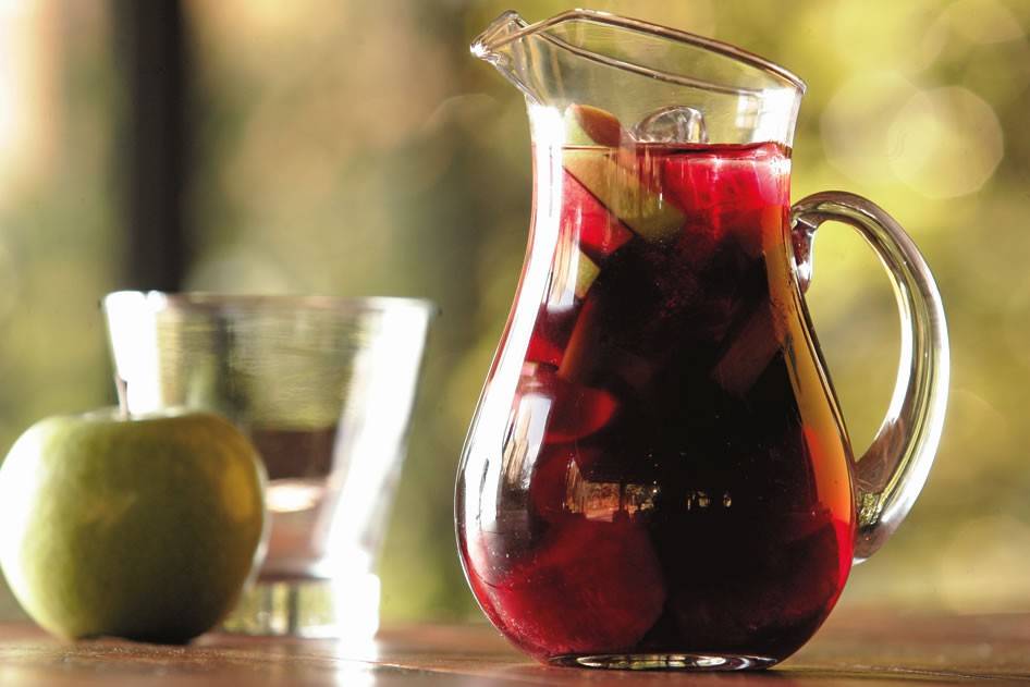 Aprenda a fazer a sangria tinta do Venga!