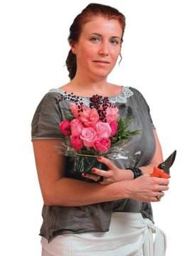 ONG recicla flores de festas para presentear casas de repouso