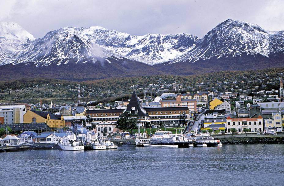 Conhecida como a cidade mais ao sul do continente, Ushuaia atrai esquiadores por causa da estação de Cerro Castor. Entre as novidades para a temporada estão a estreia de um novo teleférico para subir a montanha e um prédio de serviços diversos, com lojas, bares e bilheteria Conhecida como a cidade mais ao sul do continente, Ushuaia atrai esquiadores por causa da estação de Cerro Castor. Entre as novidades para a temporada estão a estreia de um novo teleférico para subir a montanha e um prédio de serviços diversos, com lojas, bares e bilheteria