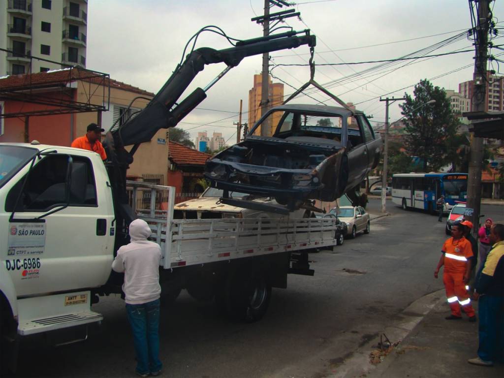 Frota de carros abandonados cresce na cidade