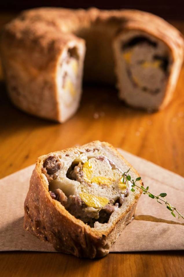 Antes de partir para as pizzas, vale pedir uma fatia de pão de linguiça Antes de partir para as pizzas, vale pedir uma fatia de pão de linguiça
