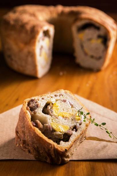 Antes de partir para as pizzas, vale pedir uma fatia de pão de linguiça Antes de partir para as pizzas, vale pedir uma fatia de pão de linguiça