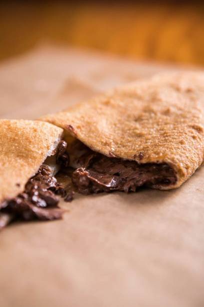 Para a sobremesa, uma possibilidade é a pizza frita de Nutella, fechada como um calzone