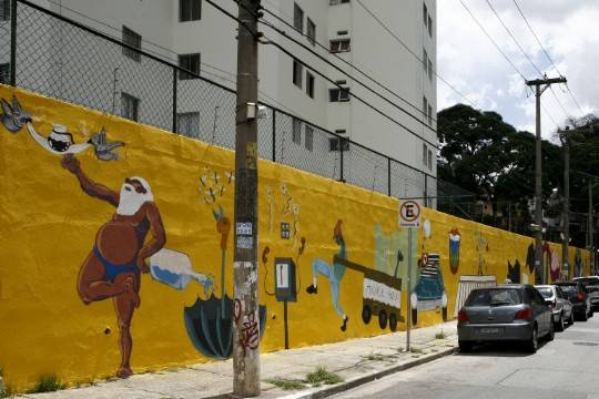 Grafiteiros fazem intervenção artística no Sesc Santana