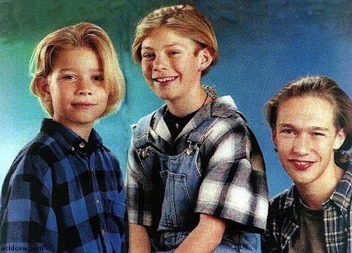 A foto não tem data, mas o rosto dos meninos entrega que essa imagem é anterior ao sucesso MMMBop A foto não tem data, mas o rosto dos meninos entrega que essa imagem é anterior ao sucesso MMMBop