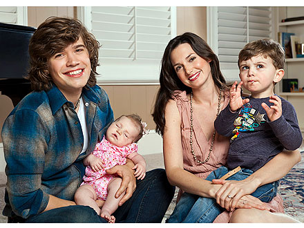 Zac Hanson, sua esposa Kate e os dois filhos Zac Hanson, sua esposa Kate e os dois filhos