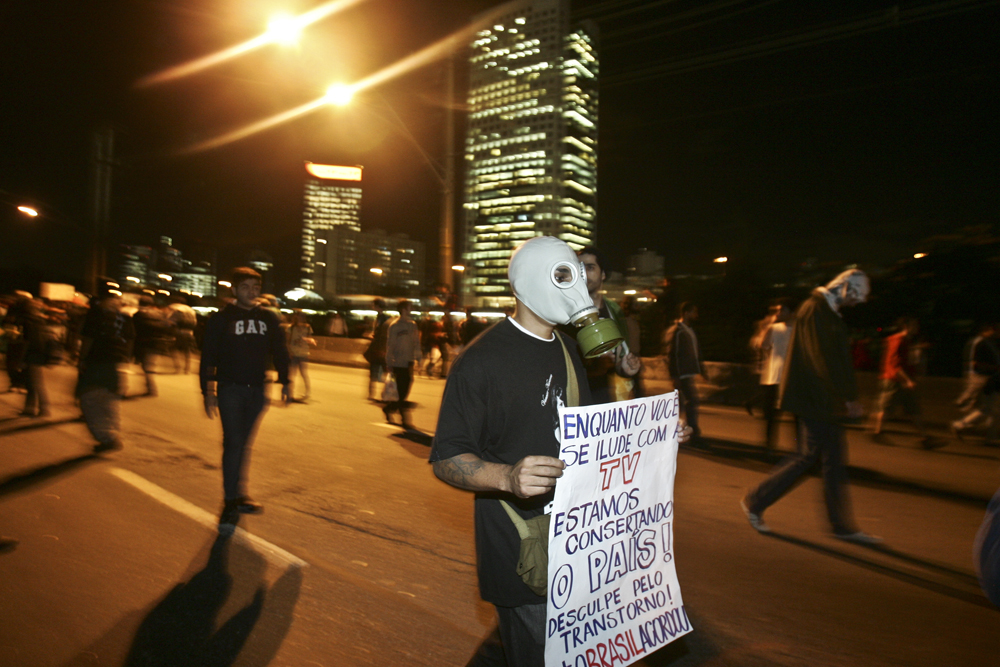 Manifestantes usaram m&aacute;scaras em protesto aos epis&oacute;dios sofridos nas outras passeatas