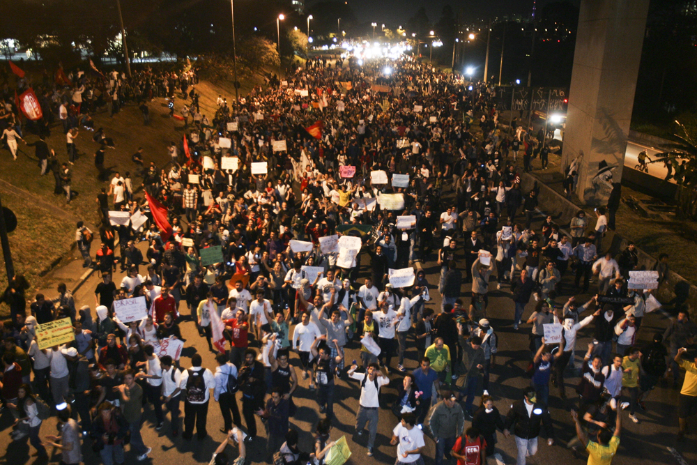 Os motoristas que estavam na Marginal Pinheiros tiveram que seguir a manifesta&ccedil;&atilde;o atr&aacute;s do grupo