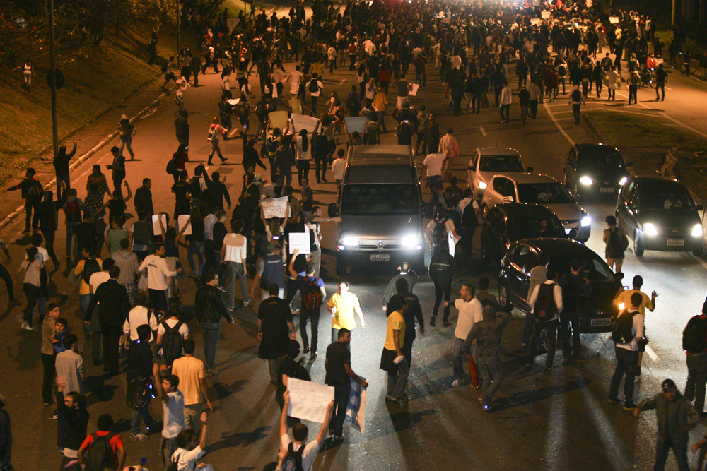 Motoristas foram convidados a deixarem os carros para participar da manifesta&ccedil;&atilde;o