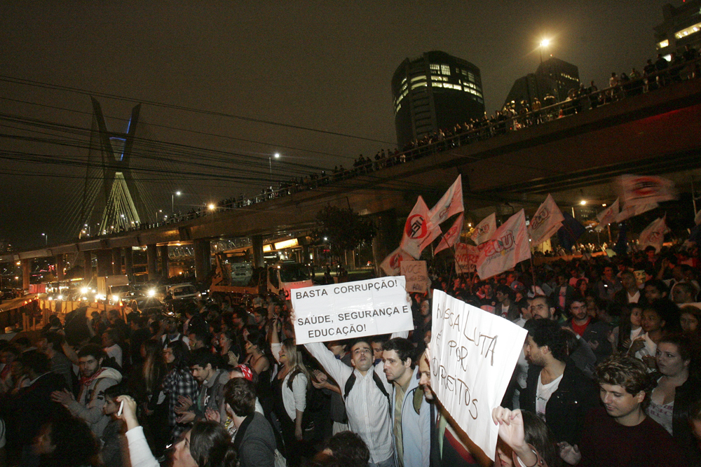 Os manifestantes sa&iacute;ram da Estaiada em dire&ccedil;&atilde;o ao Pal&aacute;cio do Governo