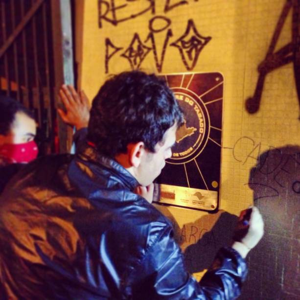 	Manifestante picha muro do Pal&aacute;cio dos Bandeirantes
