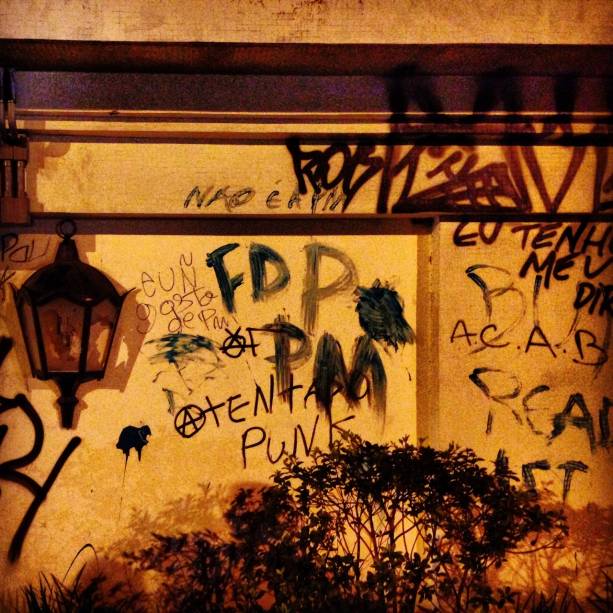	Picha&ccedil;&otilde;es no muro do pal&aacute;cio