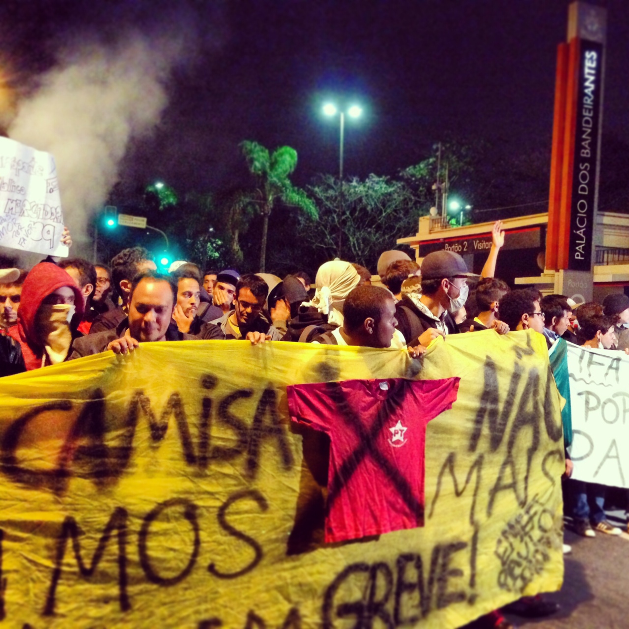 	Manifestantes marcham em dire&ccedil;&atilde;o ao Pal&aacute;cio dos Bandeirantes
