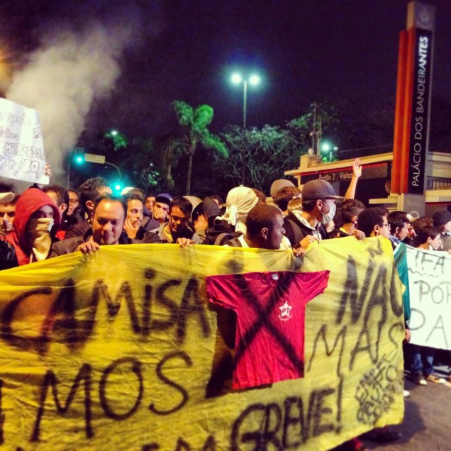 	Manifestantes marcham em dire&ccedil;&atilde;o ao Pal&aacute;cio dos Bandeirantes