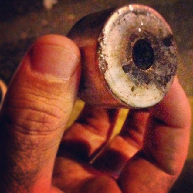 	Resto de bomba de g&aacute;s lacrimog&ecirc;neo lan&ccedil;ado em frente ao Pal&aacute;cio dos Bandeirantes