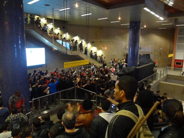 	Manifestantes dentro do metr&ocirc; Pinheiros cantavam brados e hino nacional