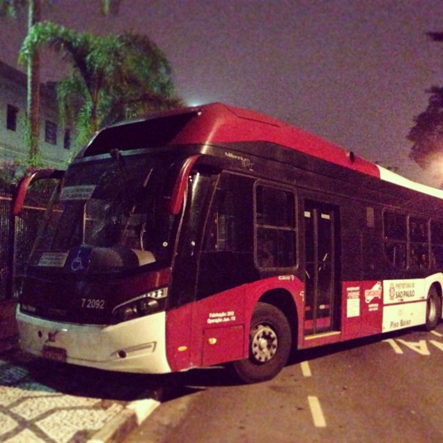 	&Ocirc;nibus usado como barricada pr&oacute;ximo ao port&atilde;o 2 do Pal&aacute;cio dos Bandeirantes