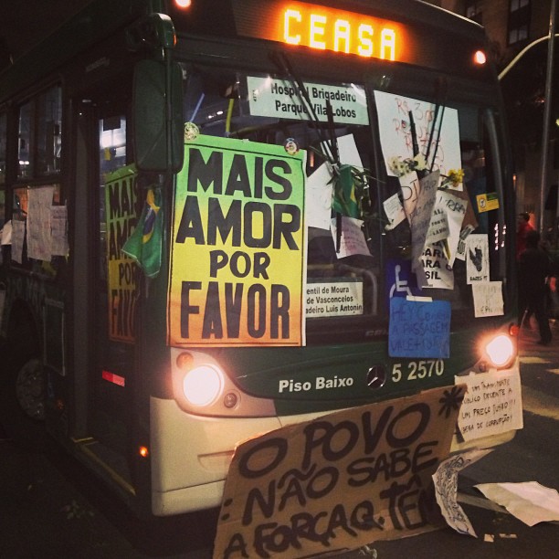Manifestantes cobriram &ocirc;nibus com cartazes